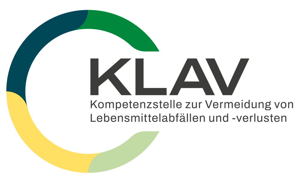 Das Bild zeigt das Logo der KLAV, einen durch das L des KLAV Schriftzugs unterbrochenen Kreis mit farbigen Segmenten im Uhrzeigersinn, hellgrün, gelb, dunkel blau und dunkel grün. Unter den vier Buchstaben ist die Abkürzung ausgeschrieben mit Kompetenzstelle zur Vermeidung von Lebensmittelabfällen und -verlusten